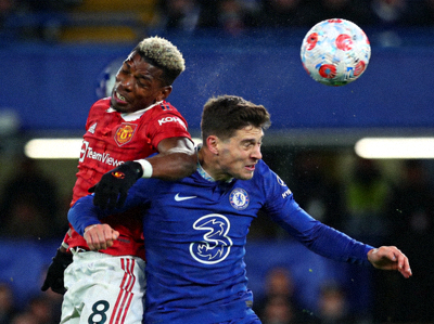 英超联赛激烈比赛中球员争抢头球的瞬间特写